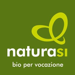 Logo di NaturaSì su sfondo verde con slogan 'bio per vocazione' Logo di NaturaSì su sfondo verde con slogan 'bio per vocazione'