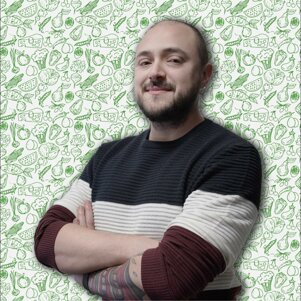 Uomo sorridente con sfondo di illustrazioni alimentari, ritratto professionale