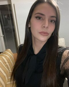 Donna con capelli lunghi e lisci indossa una camicia nera