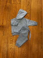 tuta-due-pezzi-con-cappuccio