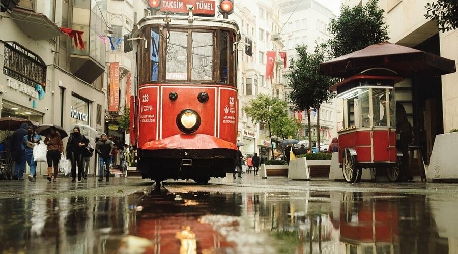 Il tram simbolo di Istanbul cambia motore ma non aspetto