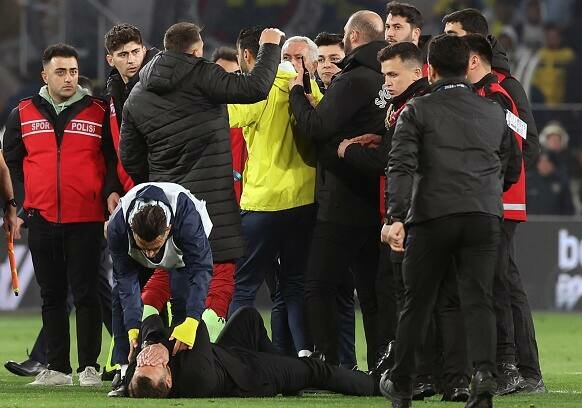 Mourinho e la Turchia divisa tra Galatasaray e Fenerbahce. Cosa sta succedendo
