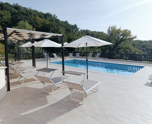 Piscina immersa nel verde