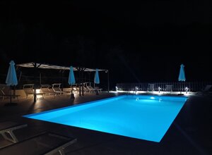 eyJpdCI6IlBpc2NpbmEgaWxsdW1pbmF0YSBkaSBibHUsIGNpcmNvbmRhdGEgZGEgbGV0dGluaTogdW4nb2FzaSBkaSBwYWNlIHBlciByaWxhc3NhcnNpIHNvdHRvIGxlIHN0ZWxsZSBlIGdvZGVyc2kgdW5hIG5vdHRlIG1hZ2ljYS4ifQ==