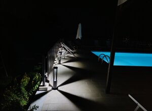 eyJpdCI6IlBpc2NpbmEgaWxsdW1pbmF0YSBkaSBibHUsIGNpcmNvbmRhdGEgZGEgbGV0dGluaTogdW4nb2FzaSBkaSBwYWNlIHBlciByaWxhc3NhcnNpIHNvdHRvIGxlIHN0ZWxsZSBlIGdvZGVyc2kgdW5hIG5vdHRlIG1hZ2ljYS4ifQ==