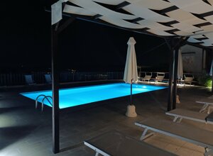 eyJpdCI6IlBpc2NpbmEgaWxsdW1pbmF0YSBkaSBibHUsIGNpcmNvbmRhdGEgZGEgbGV0dGluaTogdW4nb2FzaSBkaSBwYWNlIHBlciByaWxhc3NhcnNpIHNvdHRvIGxlIHN0ZWxsZSBlIGdvZGVyc2kgdW5hIG5vdHRlIG1hZ2ljYS4ifQ==