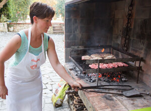 eyJpdCI6IlNhcG9yaXRhIGdyaWdsaWF0YSBhbGwnYXBlcnRvOiBjYXJuZSBjaGUgc2ZyaWdvbGEgc3UgdW5hIGJyYWNlIHZpdmEgaW4gdW4gY2FtaW5vIHJ1c3RpY28sIHByb250YSBwZXIgZXNzZXJlIGd1c3RhdGEgaW4gY29tcGFnbmlhLiIsImZyIjoiR3JpbGxhZGVzIHNhdm91cmV1c2VzIGVuIHBsZWluIGFpciA6IGRlIGxhIHZpYW5kZSBnculzaWxsYW50IHN1ciBkZXMgY2hhcmJvbnMgYXJkZW50cyBkYW5zIHVuZSBjaGVtaW7pZSBydXN0aXF1ZSwgcHLqdGUg4CDqdHJlIGTpZ3VzdOllIGVuIGNvbXBhZ25pZS4iLCJlbiI6IlRhc3R5IG91dGRvb3IgZ3JpbGxpbmc6IG1lYXQgc2l6emxpbmcgb3ZlciBsaXZlIGNvYWxzIGluIGEgcnVzdGljIGZpcmVwbGFjZSwgcmVhZHkgdG8gYmUgZW5qb3llZCB3aXRoIGNvbXBhbnkuIiwiZGUiOiJMZWNrZXJlcyBHcmlsbGVuIGltIEZyZWllbjogRGFzIEZsZWlzY2ggYnJ1dHplbHQg/GJlciBnbPxoZW5kZW4gS29obGVuIGluIGVpbmVyIHJ1c3Rpa2FsZW4gRmV1ZXJzdGVsbGUgdW5kIHdhcnRldCBkYXJhdWYsIGluIGdlc2VsbGlnZXIgUnVuZGUgZ2Vub3NzZW4genUgd2VyZGVuLiJ9