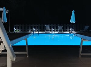 eyJpdCI6IlBpc2NpbmEgaWxsdW1pbmF0YSBkaSBibHUsIGNpcmNvbmRhdGEgZGEgbGV0dGluaTogdW4nb2FzaSBkaSBwYWNlIHBlciByaWxhc3NhcnNpIHNvdHRvIGxlIHN0ZWxsZSBlIGdvZGVyc2kgdW5hIG5vdHRlIG1hZ2ljYS4ifQ==