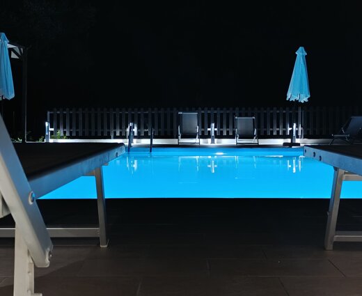 Vista notturna delle piscina