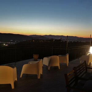 eyJpdCI6IkF0bW9zZmVyYSBtYWdpY2E6IHRlcnJhenphIHBhbm9yYW1pY2EgY29uIHZpc3RhIG5vdHR1cm5hIHN1bGxlIGx1Y2kgZGVsbGEgY2l0dOAgZSB1biBjaWVsbyBzdGVsbGF0byIsImZyIjoiQW1iaWFuY2UgbWFnaXF1ZSA6IHRlcnJhc3NlIHBhbm9yYW1pcXVlIGF2ZWMgdnVlIG5vY3R1cm5lIHN1ciBsZXMgbHVtaehyZXMgZGUgbGEgdmlsbGUgZXQgdW4gY2llbCDpdG9pbOkiLCJlbiI6Ik1hZ2ljYWwgYXRtb3NwaGVyZTogcGFub3JhbWljIHRlcnJhY2Ugd2l0aCBuaWdodCB2aWV3IG9mIHRoZSBjaXR5IGxpZ2h0cyBhbmQgYSBzdGFycnkgc2t5IiwiZGUiOiJNYWdpc2NoZSBBdG1vc3Bo5HJlOiBQYW5vcmFtYXRlcnJhc3NlIG1pdCBu5GNodGxpY2hlbSBCbGljayBhdWYgZGllIExpY2h0ZXIgZGVyIFN0YWR0IHVuZCBkZW4gU3Rlcm5lbmhpbW1lbCJ9 eyJpdCI6IkF0bW9zZmVyYSBtYWdpY2E6IHRlcnJhenphIHBhbm9yYW1pY2EgY29uIHZpc3RhIG5vdHR1cm5hIHN1bGxlIGx1Y2kgZGVsbGEgY2l0dOAgZSB1biBjaWVsbyBzdGVsbGF0byIsImZyIjoiQW1iaWFuY2UgbWFnaXF1ZSA6IHRlcnJhc3NlIHBhbm9yYW1pcXVlIGF2ZWMgdnVlIG5vY3R1cm5lIHN1ciBsZXMgbHVtaehyZXMgZGUgbGEgdmlsbGUgZXQgdW4gY2llbCDpdG9pbOkiLCJlbiI6Ik1hZ2ljYWwgYXRtb3NwaGVyZTogcGFub3JhbWljIHRlcnJhY2Ugd2l0aCBuaWdodCB2aWV3IG9mIHRoZSBjaXR5IGxpZ2h0cyBhbmQgYSBzdGFycnkgc2t5IiwiZGUiOiJNYWdpc2NoZSBBdG1vc3Bo5HJlOiBQYW5vcmFtYXRlcnJhc3NlIG1pdCBu5GNodGxpY2hlbSBCbGljayBhdWYgZGllIExpY2h0ZXIgZGVyIFN0YWR0IHVuZCBkZW4gU3Rlcm5lbmhpbW1lbCJ9