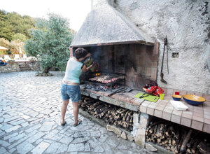 eyJpdCI6IlNhcG9yaXRhIGdyaWdsaWF0YSBhbGwnYXBlcnRvOiBjYXJuZSBjaGUgc2ZyaWdvbGEgc3UgdW5hIGJyYWNlIHZpdmEgaW4gdW4gY2FtaW5vIHJ1c3RpY28sIHByb250YSBwZXIgZXNzZXJlIGd1c3RhdGEgaW4gY29tcGFnbmlhLiIsImZyIjoiR3JpbGxhZGVzIHNhdm91cmV1c2VzIGVuIHBsZWluIGFpciA6IGRlIGxhIHZpYW5kZSBnculzaWxsYW50IHN1ciBkZXMgY2hhcmJvbnMgYXJkZW50cyBkYW5zIHVuZSBjaGVtaW7pZSBydXN0aXF1ZSwgcHLqdGUg4CDqdHJlIGTpZ3VzdOllIGVuIGNvbXBhZ25pZS4iLCJlbiI6IlRhc3R5IG91dGRvb3IgZ3JpbGxpbmc6IG1lYXQgc2l6emxpbmcgb3ZlciBsaXZlIGNvYWxzIGluIGEgcnVzdGljIGZpcmVwbGFjZSwgcmVhZHkgdG8gYmUgZW5qb3llZCB3aXRoIGNvbXBhbnkuIiwiZGUiOiJMZWNrZXJlcyBHcmlsbGVuIGltIEZyZWllbjogRGFzIEZsZWlzY2ggYnJ1dHplbHQg/GJlciBnbPxoZW5kZW4gS29obGVuIGluIGVpbmVyIHJ1c3Rpa2FsZW4gRmV1ZXJzdGVsbGUgdW5kIHdhcnRldCBkYXJhdWYsIGluIGdlc2VsbGlnZXIgUnVuZGUgZ2Vub3NzZW4genUgd2VyZGVuLiJ9