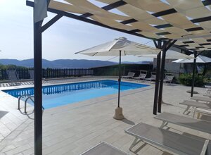 eyJpdCI6IlBpc2NpbmEgY3Jpc3RhbGxpbmEgY2lyY29uZGF0YSBkYSBsZXR0aW5pIGUgb21icmVsbG9uaSBiaWFuY2hpLCBpbW1lcnNhIG5lbCB2ZXJkZSBkZWxsYSBjYW1wYWduYTogaWwgbHVvZ28gaWRlYWxlIHBlciByaWxhc3NhcnNpIGUgcmluZnJlc2NhcnNpIGR1cmFudGUgbGUgY2FsZGUgZ2lvcm5hdGUgZXN0aXZlLiJ9