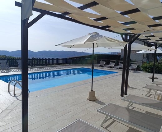 Piscina con terrazza panoramica