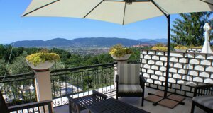 eyJpdCI6IlRlcnJhenphIHByaXZhdGEgY29uIG9tYnJlbGxvbmUgYmlhbmNvLCBpZGVhbGUgcGVyIHJpbGFzc2Fyc2kgYWxsJ2FyaWEgYXBlcnRhIGUgZ29kZXJzaSBsYSB2aXN0YS4iLCJkZSI6IlByaXZhdGUgVGVycmFzc2UgbWl0IHdlad9lbSBTb25uZW5zY2hpcm0sIGlkZWFsIHp1bSBFbnRzcGFubmVuIGltIEZyZWllbiB1bmQgR2VuaWXfZW4gZGVyIEF1c3NpY2h0LiIsImVuIjoiUHJpdmF0ZSB0ZXJyYWNlIHdpdGggd2hpdGUgdW1icmVsbGEsIGlkZWFsIGZvciByZWxheGluZyBvdXRkb29ycyBhbmQgZW5qb3lpbmcgdGhlIHZpZXcuIiwiZnIiOiJUZXJyYXNzZSBwcml26WUgYXZlYyBwYXJhc29sIGJsYW5jLCBpZOlhbGUgcG91ciBzZSBk6XRlbmRyZSDgIGwnZXh06XJpZXVyIGV0IHByb2ZpdGVyIGRlIGxhIHZ1ZS4ifQ== eyJpdCI6IlRlcnJhenphIHByaXZhdGEgY29uIG9tYnJlbGxvbmUgYmlhbmNvLCBpZGVhbGUgcGVyIHJpbGFzc2Fyc2kgYWxsJ2FyaWEgYXBlcnRhIGUgZ29kZXJzaSBsYSB2aXN0YS4iLCJkZSI6IlByaXZhdGUgVGVycmFzc2UgbWl0IHdlad9lbSBTb25uZW5zY2hpcm0sIGlkZWFsIHp1bSBFbnRzcGFubmVuIGltIEZyZWllbiB1bmQgR2VuaWXfZW4gZGVyIEF1c3NpY2h0LiIsImVuIjoiUHJpdmF0ZSB0ZXJyYWNlIHdpdGggd2hpdGUgdW1icmVsbGEsIGlkZWFsIGZvciByZWxheGluZyBvdXRkb29ycyBhbmQgZW5qb3lpbmcgdGhlIHZpZXcuIiwiZnIiOiJUZXJyYXNzZSBwcml26WUgYXZlYyBwYXJhc29sIGJsYW5jLCBpZOlhbGUgcG91ciBzZSBk6XRlbmRyZSDgIGwnZXh06XJpZXVyIGV0IHByb2ZpdGVyIGRlIGxhIHZ1ZS4ifQ==