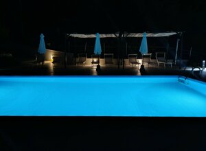 eyJpdCI6IlBpc2NpbmEgaWxsdW1pbmF0YSBkaSBibHUsIGNpcmNvbmRhdGEgZGEgbGV0dGluaTogdW4nb2FzaSBkaSBwYWNlIHBlciByaWxhc3NhcnNpIHNvdHRvIGxlIHN0ZWxsZSBlIGdvZGVyc2kgdW5hIG5vdHRlIG1hZ2ljYS4ifQ==