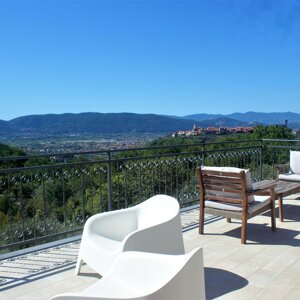 eyJpdCI6IkFtcGlhIHRlcnJhenphIGFycmVkYXRhIGNvbiBwb2x0cm9uZSBlIHRhdm9saW5vLCBhZmZhY2NpYXRhIHN1IHVuIHBhbm9yYW1hIG1venphZmlhdG8gZGkgY29sbGluZSBlIHVuIGJvcmdvIGluIGxvbnRhbmFuemEgc290dG8gdW4gY2llbG8gYXp6dXJybyIsImZyIjoiR3JhbmRlIHRlcnJhc3NlIGFt6W5hZ+llIGRlIGZhdXRldWlscyBldCBkJ3VuZSBwZXRpdGUgdGFibGUsIGRvbm5hbnQgc3VyIHVuIHBhbm9yYW1hIOlwb3VzdG91ZmxhbnQgZGUgY29sbGluZXMgZXQgZCd1biB2aWxsYWdlIGF1IGxvaW4gc291cyB1biBjaWVsIGJsZXUiLCJlbiI6IkxhcmdlIHRlcnJhY2UgZnVybmlzaGVkIHdpdGggYXJtY2hhaXJzIGFuZCBhIHNtYWxsIHRhYmxlLCBvdmVybG9va2luZyBhIGJyZWF0aHRha2luZyBwYW5vcmFtYSBvZiBoaWxscyBhbmQgYSB2aWxsYWdlIGluIHRoZSBkaXN0YW5jZSB1bmRlciBhIGJsdWUgc2t5IiwiZGUiOiJHcm/fZSBUZXJyYXNzZSBtaXQgU2Vzc2VsbiB1bmQgZWluZW0ga2xlaW5lbiBUaXNjaCwgbWl0IEJsaWNrIGF1ZiBlaW4gYXRlbWJlcmF1YmVuZGVzIFBhbm9yYW1hIGRlciBI/GdlbCB1bmQgZWluZXMgRG9yZmVzIGluIGRlciBGZXJuZSB1bnRlciBlaW5lbSBibGF1ZW4gSGltbWVsIn0= eyJpdCI6IkFtcGlhIHRlcnJhenphIGFycmVkYXRhIGNvbiBwb2x0cm9uZSBlIHRhdm9saW5vLCBhZmZhY2NpYXRhIHN1IHVuIHBhbm9yYW1hIG1venphZmlhdG8gZGkgY29sbGluZSBlIHVuIGJvcmdvIGluIGxvbnRhbmFuemEgc290dG8gdW4gY2llbG8gYXp6dXJybyIsImZyIjoiR3JhbmRlIHRlcnJhc3NlIGFt6W5hZ+llIGRlIGZhdXRldWlscyBldCBkJ3VuZSBwZXRpdGUgdGFibGUsIGRvbm5hbnQgc3VyIHVuIHBhbm9yYW1hIOlwb3VzdG91ZmxhbnQgZGUgY29sbGluZXMgZXQgZCd1biB2aWxsYWdlIGF1IGxvaW4gc291cyB1biBjaWVsIGJsZXUiLCJlbiI6IkxhcmdlIHRlcnJhY2UgZnVybmlzaGVkIHdpdGggYXJtY2hhaXJzIGFuZCBhIHNtYWxsIHRhYmxlLCBvdmVybG9va2luZyBhIGJyZWF0aHRha2luZyBwYW5vcmFtYSBvZiBoaWxscyBhbmQgYSB2aWxsYWdlIGluIHRoZSBkaXN0YW5jZSB1bmRlciBhIGJsdWUgc2t5IiwiZGUiOiJHcm/fZSBUZXJyYXNzZSBtaXQgU2Vzc2VsbiB1bmQgZWluZW0ga2xlaW5lbiBUaXNjaCwgbWl0IEJsaWNrIGF1ZiBlaW4gYXRlbWJlcmF1YmVuZGVzIFBhbm9yYW1hIGRlciBI/GdlbCB1bmQgZWluZXMgRG9yZmVzIGluIGRlciBGZXJuZSB1bnRlciBlaW5lbSBibGF1ZW4gSGltbWVsIn0=