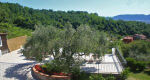 eyJpdCI6IlRlcnJhenphIHByaXZhdGEgY29uIG9tYnJlbGxvbmUgYmlhbmNvLCBpZGVhbGUgcGVyIHJpbGFzc2Fyc2kgYWxsJ2FyaWEgYXBlcnRhIGUgZ29kZXJzaSBsYSB2aXN0YS4iLCJkZSI6IlByaXZhdGUgVGVycmFzc2UgbWl0IHdlad9lbSBTb25uZW5zY2hpcm0sIGlkZWFsIHp1bSBFbnRzcGFubmVuIGltIEZyZWllbiB1bmQgR2VuaWXfZW4gZGVyIEF1c3NpY2h0LiIsImVuIjoiUHJpdmF0ZSB0ZXJyYWNlIHdpdGggd2hpdGUgdW1icmVsbGEsIGlkZWFsIGZvciByZWxheGluZyBvdXRkb29ycyBhbmQgZW5qb3lpbmcgdGhlIHZpZXcuIiwiZnIiOiJUZXJyYXNzZSBwcml26WUgYXZlYyBwYXJhc29sIGJsYW5jLCBpZOlhbGUgcG91ciBzZSBk6XRlbmRyZSDgIGwnZXh06XJpZXVyIGV0IHByb2ZpdGVyIGRlIGxhIHZ1ZS4ifQ== eyJpdCI6IlRlcnJhenphIHByaXZhdGEgY29uIG9tYnJlbGxvbmUgYmlhbmNvLCBpZGVhbGUgcGVyIHJpbGFzc2Fyc2kgYWxsJ2FyaWEgYXBlcnRhIGUgZ29kZXJzaSBsYSB2aXN0YS4iLCJkZSI6IlByaXZhdGUgVGVycmFzc2UgbWl0IHdlad9lbSBTb25uZW5zY2hpcm0sIGlkZWFsIHp1bSBFbnRzcGFubmVuIGltIEZyZWllbiB1bmQgR2VuaWXfZW4gZGVyIEF1c3NpY2h0LiIsImVuIjoiUHJpdmF0ZSB0ZXJyYWNlIHdpdGggd2hpdGUgdW1icmVsbGEsIGlkZWFsIGZvciByZWxheGluZyBvdXRkb29ycyBhbmQgZW5qb3lpbmcgdGhlIHZpZXcuIiwiZnIiOiJUZXJyYXNzZSBwcml26WUgYXZlYyBwYXJhc29sIGJsYW5jLCBpZOlhbGUgcG91ciBzZSBk6XRlbmRyZSDgIGwnZXh06XJpZXVyIGV0IHByb2ZpdGVyIGRlIGxhIHZ1ZS4ifQ==