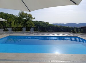 eyJpdCI6IlBpc2NpbmEgY3Jpc3RhbGxpbmEgY2lyY29uZGF0YSBkYSBsZXR0aW5pIGUgb21icmVsbG9uaSBiaWFuY2hpLCBpbW1lcnNhIG5lbCB2ZXJkZSBkZWxsYSBjYW1wYWduYTogaWwgbHVvZ28gaWRlYWxlIHBlciByaWxhc3NhcnNpIGUgcmluZnJlc2NhcnNpIGR1cmFudGUgbGUgY2FsZGUgZ2lvcm5hdGUgZXN0aXZlLiJ9