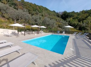 eyJpdCI6IlBpc2NpbmEgY3Jpc3RhbGxpbmEgY2lyY29uZGF0YSBkYSBsZXR0aW5pIGUgb21icmVsbG9uaSBiaWFuY2hpLCBpbW1lcnNhIG5lbCB2ZXJkZSBkZWxsYSBjYW1wYWduYTogaWwgbHVvZ28gaWRlYWxlIHBlciByaWxhc3NhcnNpIGUgcmluZnJlc2NhcnNpIGR1cmFudGUgbGUgY2FsZGUgZ2lvcm5hdGUgZXN0aXZlLiJ9