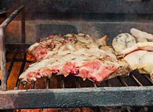 Carne alla griglia su una brace ardente.