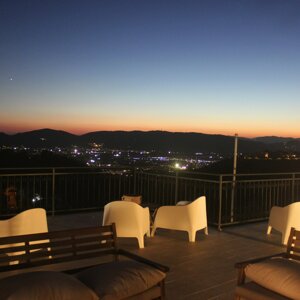 eyJpdCI6Ikx1c3N1b3NhIHRlcnJhenphIHBhbm9yYW1pY2EgY29uIHZpc3RhIG1venphZmlhdG8gc3VsIHBhZXNhZ2dpbyBub3R0dXJubzogaWwgbHVvZ28gaWRlYWxlIHBlciByaWxhc3NhcnNpIGUgZ29kZXJlIGRpIHVuJ2F0bW9zZmVyYSByb21hbnRpY2EsIHNvcnNlZ2dpYW5kbyB1biBkcmluayBzb3R0byBsZSBzdGVsbGUuIiwiZnIiOiJMdXh1ZXVzZSB0ZXJyYXNzZSBwYW5vcmFtaXF1ZSBhdmVjIHZ1ZSBpbXByZW5hYmxlIHN1ciBsZSBwYXlzYWdlIG5vY3R1cm5lIDogbCdlbmRyb2l0IGlk6WFsIHBvdXIgc2UgZOl0ZW5kcmUgZXQgcHJvZml0ZXIgZCd1bmUgYXRtb3NwaOhyZSByb21hbnRpcXVlLCBlbiBzaXJvdGFudCB1biB2ZXJyZSBzb3VzIGxlcyDpdG9pbGVzLiIsImVuIjoiTHV4dXJpb3VzIHBhbm9yYW1pYyB0ZXJyYWNlIHdpdGggYnJlYXRodGFraW5nIHZpZXdzIG9mIHRoZSBuaWdodCBsYW5kc2NhcGU6IHRoZSBpZGVhbCBwbGFjZSB0byByZWxheCBhbmQgZW5qb3kgYSByb21hbnRpYyBhdG1vc3BoZXJlLCBzaXBwaW5nIGEgZHJpbmsgdW5kZXIgdGhlIHN0YXJzLiIsImRlIjoiTHV4dXJp9nNlIFBhbm9yYW1hdGVycmFzc2UgbWl0IGF0ZW1iZXJhdWJlbmRlciBBdXNzaWNodCBhdWYgZGllIG7kY2h0bGljaGUgTGFuZHNjaGFmdDogZGVyIGlkZWFsZSBPcnQsIHVtIHNpY2ggenUgZW50c3Bhbm5lbiB1bmQgZWluZSByb21hbnRpc2NoZSBBdG1vc3Bo5HJlIHp1IGdlbmll32VuLCB35GhyZW5kIFNpZSB1bnRlciBkZW4gU3Rlcm5lbiBlaW5lbiBEcmluayBzY2hs/HJmZW4uIn0= eyJpdCI6Ikx1c3N1b3NhIHRlcnJhenphIHBhbm9yYW1pY2EgY29uIHZpc3RhIG1venphZmlhdG8gc3VsIHBhZXNhZ2dpbyBub3R0dXJubzogaWwgbHVvZ28gaWRlYWxlIHBlciByaWxhc3NhcnNpIGUgZ29kZXJlIGRpIHVuJ2F0bW9zZmVyYSByb21hbnRpY2EsIHNvcnNlZ2dpYW5kbyB1biBkcmluayBzb3R0byBsZSBzdGVsbGUuIiwiZnIiOiJMdXh1ZXVzZSB0ZXJyYXNzZSBwYW5vcmFtaXF1ZSBhdmVjIHZ1ZSBpbXByZW5hYmxlIHN1ciBsZSBwYXlzYWdlIG5vY3R1cm5lIDogbCdlbmRyb2l0IGlk6WFsIHBvdXIgc2UgZOl0ZW5kcmUgZXQgcHJvZml0ZXIgZCd1bmUgYXRtb3NwaOhyZSByb21hbnRpcXVlLCBlbiBzaXJvdGFudCB1biB2ZXJyZSBzb3VzIGxlcyDpdG9pbGVzLiIsImVuIjoiTHV4dXJpb3VzIHBhbm9yYW1pYyB0ZXJyYWNlIHdpdGggYnJlYXRodGFraW5nIHZpZXdzIG9mIHRoZSBuaWdodCBsYW5kc2NhcGU6IHRoZSBpZGVhbCBwbGFjZSB0byByZWxheCBhbmQgZW5qb3kgYSByb21hbnRpYyBhdG1vc3BoZXJlLCBzaXBwaW5nIGEgZHJpbmsgdW5kZXIgdGhlIHN0YXJzLiIsImRlIjoiTHV4dXJp9nNlIFBhbm9yYW1hdGVycmFzc2UgbWl0IGF0ZW1iZXJhdWJlbmRlciBBdXNzaWNodCBhdWYgZGllIG7kY2h0bGljaGUgTGFuZHNjaGFmdDogZGVyIGlkZWFsZSBPcnQsIHVtIHNpY2ggenUgZW50c3Bhbm5lbiB1bmQgZWluZSByb21hbnRpc2NoZSBBdG1vc3Bo5HJlIHp1IGdlbmll32VuLCB35GhyZW5kIFNpZSB1bnRlciBkZW4gU3Rlcm5lbiBlaW5lbiBEcmluayBzY2hs/HJmZW4uIn0=