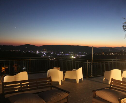 eyJpdCI6IkFtcGlhIHRlcnJhenphIGFycmVkYXRhIGNvbiBwb2x0cm9uZSBlIHRhdm9saW5vLCBhZmZhY2NpYXRhIHN1IHVuIHBhbm9yYW1hIG5vdHR1cm5vIGRpIGNvbGxpbmUgZSB1bmEgY2l0dOAgaWxsdW1pbmF0YSBkYWxsZSBsdWNpIHNvdHRvIHVuIGNpZWxvIHN0ZWxsYXRvIn0=