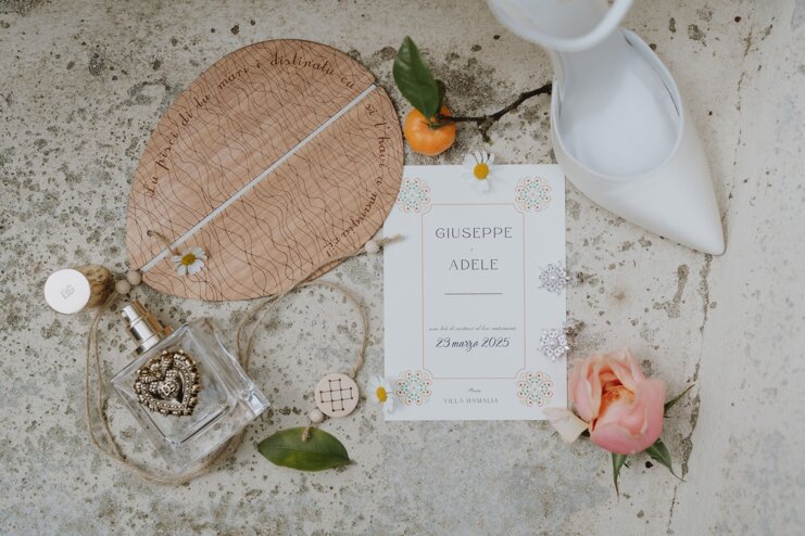 Dettagli del matrimonio siciliano con fedi, partecipazione, gioielli e fiori