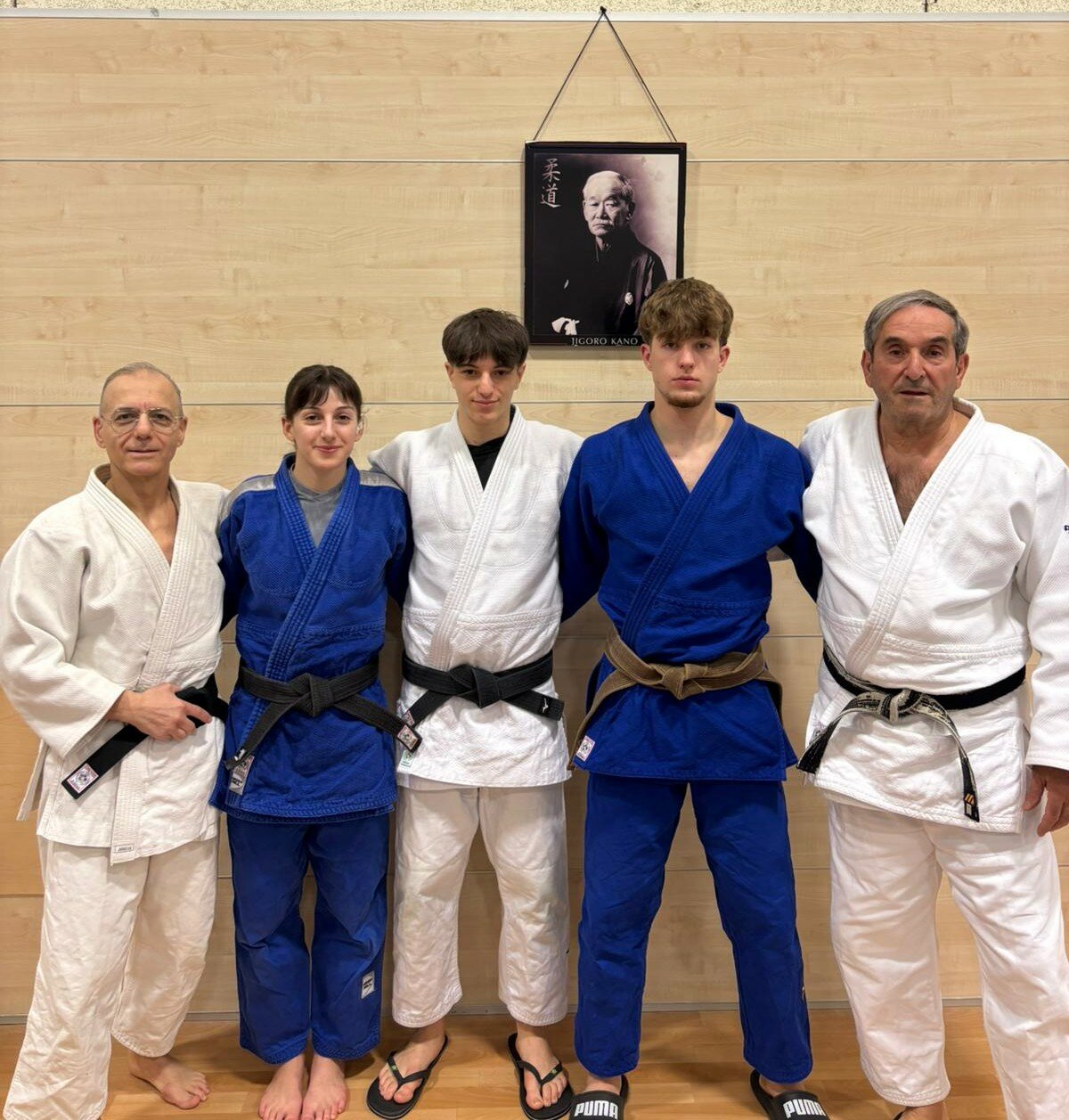 28-03-26-finali-juniores-a2-a-bari-elia-federico-e-sofia-con-i-loro-tenici.jpeg
