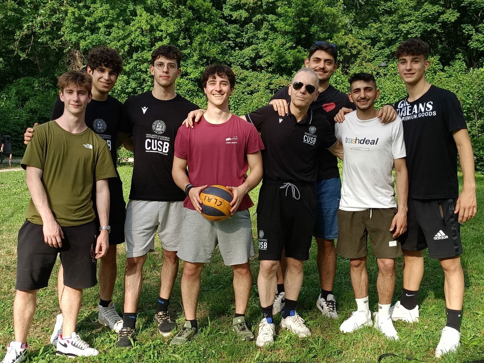 foto-di-gruppo-tra-vecchi-e-giovani-del-judo-imola-alla-festa-dello-sport-2025.jpeg