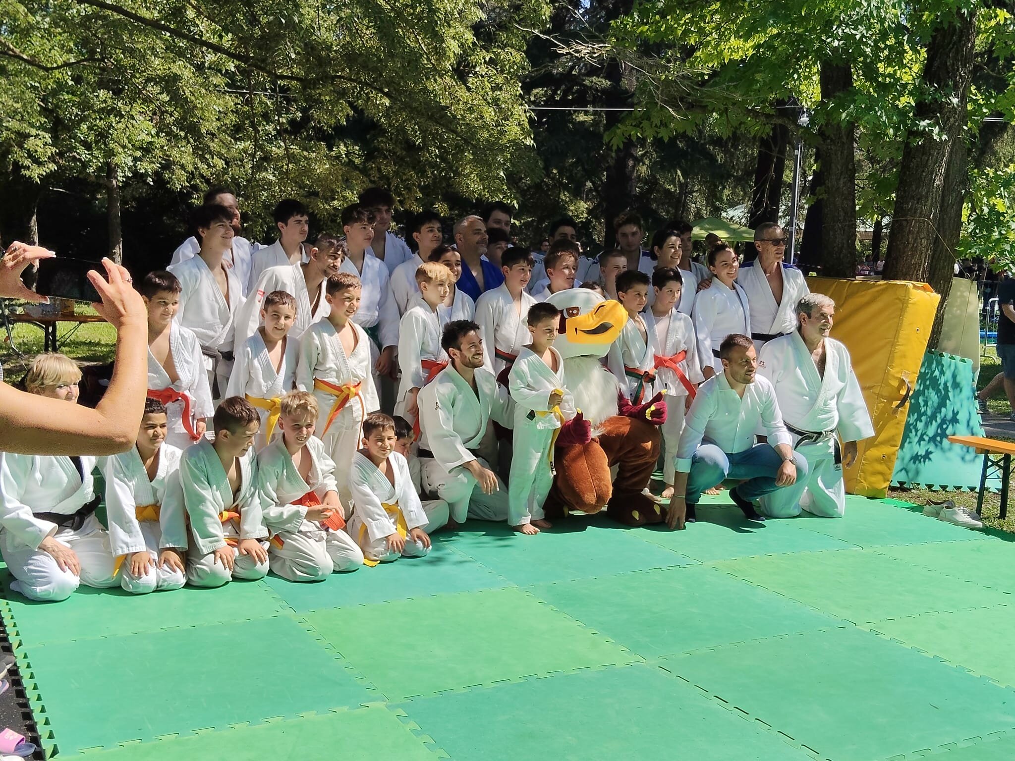 il-grifone-con-il-judo-imola-e-il-sindaco-panieri-alle-acque.jpeg