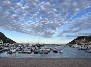 polignano-puglia-gente-in-spiaggia-photographer-raffaella-franci.webp polignano-puglia-gente-in-spiaggia-photographer-raffaella-franci.webp