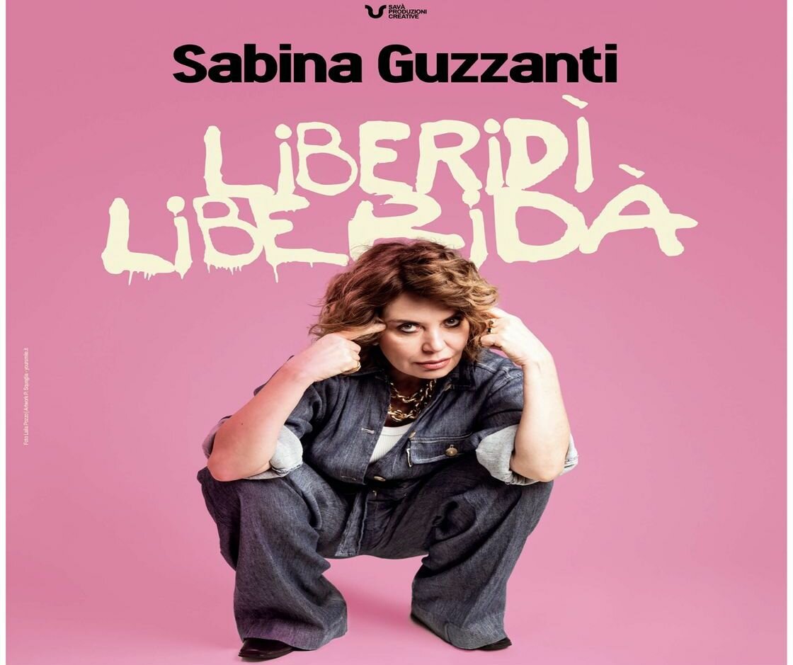 Sabina Guzzanti porta “Liberidì Liberidà” in scena a Caulonia con un monologo pungente, lucido e irresistibile