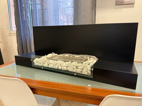 Biocamino da tavolo in bioetanolo su tavolo di vetro