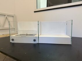 Biocamino a bioetanolo con design moderno su tavolo nero