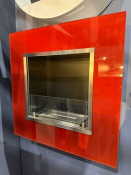 Biocamino a bioetanolo con design moderno e cornice rossa