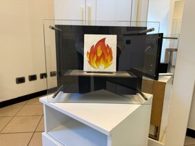 Biocamino bioetanolo su mensola bianca