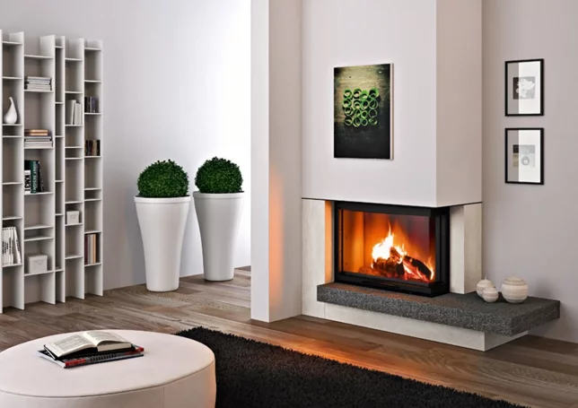 Moderno soggiorno con camino acceso a legna