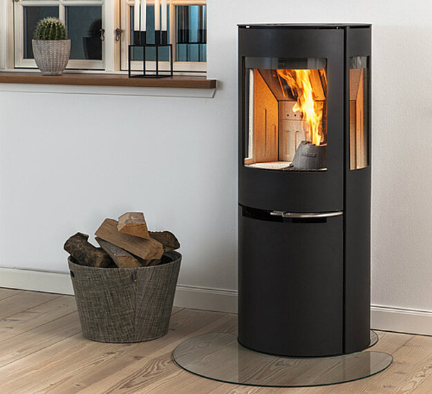 Stufa moderna nera accesa in un salotto Stufa moderna nera accesa in un salotto
