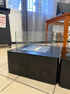 Biocamino a bioetanolo nero in un ambiente interno