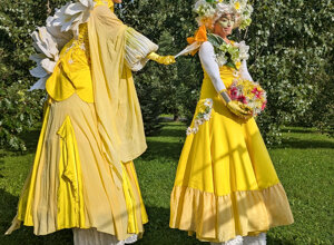 aurinko%20et%20kesa%20personnage%20quatre%20saison%20echasse%20animation%20emerveillement%20arts%20de%20rue%20%20(2).jpeg