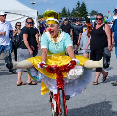 mlle ozette posé gatineau vélo fou.jpeg mlle ozette posé gatineau vélo fou.jpeg