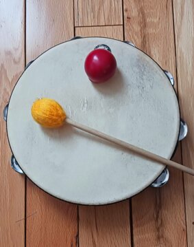 tambourine et nez de clown classe initiation enfant.jpeg
