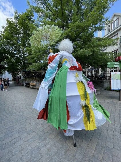 iya mere nature emerveillement animation arts de rue echasse (1).jpeg