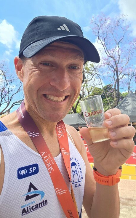 🏃‍♂️🍷 JOSÉ LUIS DE CELIS BRILLA EN LA SHERRY MARATON 2026 Y APOL-ANA DESTACA TAMBIÉN EN LA GRANJA RUN FEST