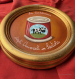 879-la-solitudine-degli-animali-in-scatola-mucca-2026