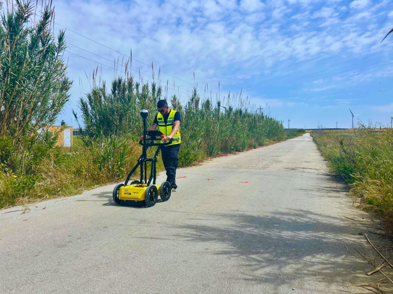 Operatore con georadar GPR per indagine del sottosuolo e ricerca sottoservizi