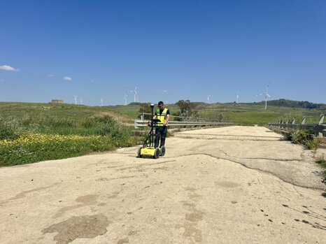 Indagine georadar GPR in campo per mappatura del sottosuolo e reti interrate