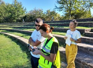 Esercitazione pratica del corso drone in area aperta con briefing sul campo Esercitazione pratica del corso drone in area aperta con briefing sul campo
