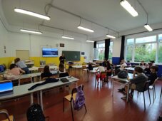 Lezione per corso drone A2 con istruttore e materiali didattici Lezione per corso drone A2 con istruttore e materiali didattici