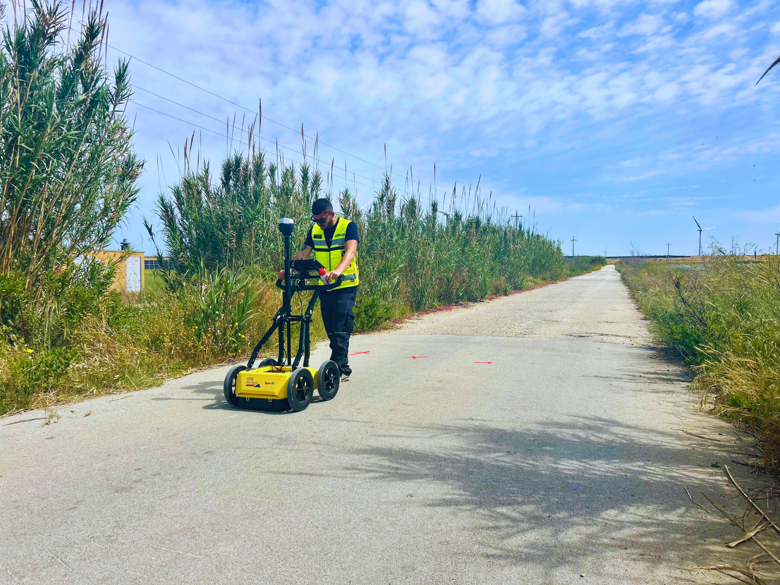 Operatore durante un'indagine georadar GPR per la mappatura dei sottoservizi